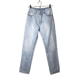 Vintage light wash straight leg high rise denim jeans •